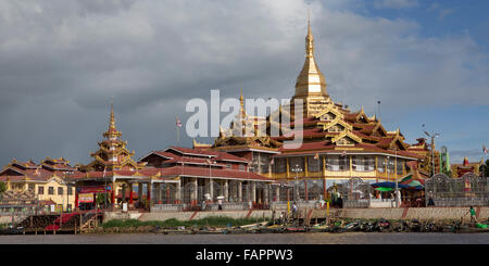 Bateaux amarrés à la pagode Shwe Indein sur le lac Inle au Myanmar (Birmanie). La pagode est un lieu de culte bouddhiste. Banque D'Images