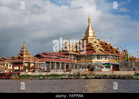 Bateaux amarrés par hwe Pagode Indein sur le lac Inle au Myanmar (Birmanie). La pagode est un lieu de culte bouddhiste. Banque D'Images