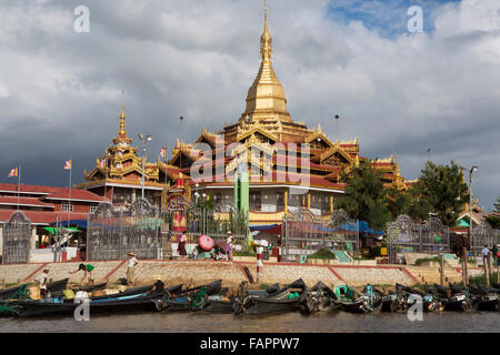 Bateaux amarrés à la pagode Shwe Indein sur le lac Inle au Myanmar (Birmanie). La pagode est un lieu de culte bouddhiste. Banque D'Images