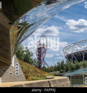 Réflexions en acier inoxydable bridge Banque D'Images