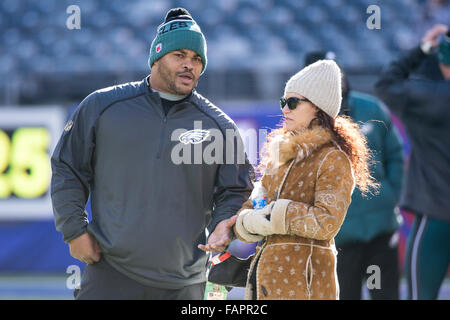 East Rutherford, New Jersey, USA. 3 janvier, 2016. Philadelphia Eagles Duce Staley parle avec propriétaire minoritaire Christina Weiss Lurie avant le match de la NFL entre les Philadelphia Eagles et les Giants de New York au Stade MetLife à East Rutherford, New Jersey. Christopher Szagola/CSM/Alamy Live News Banque D'Images