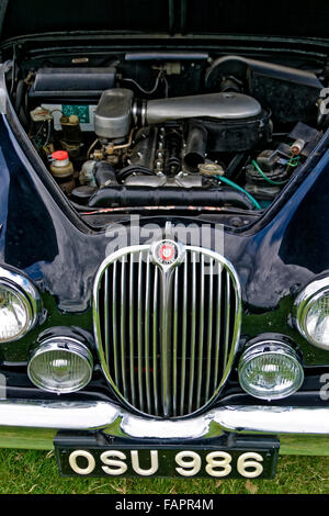 Sous le capot de moteur classic Jaguar Mark 2 moteur voiture au Breamore House Classic Car Show, Hampshire, Royaume-Uni, 2004. Banque D'Images