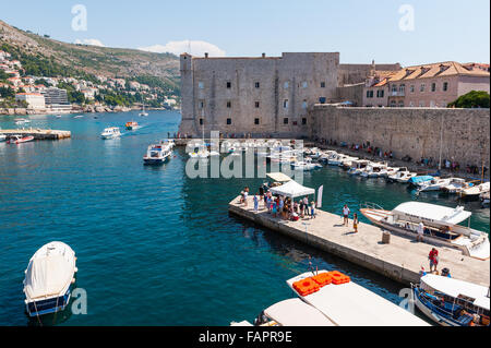 Vue de la vieille ville fortifiée de Dubrovnik, sur le port de Dubrovnik, Dalmatie, Croatie, Europe. Banque D'Images