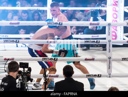 Kiev, UKRAINE - 12 décembre 2015 Berinchik : Denys de l'Ukraine (short bleu ciel) se bat avec Gyorgy Mizsei (Hongrie) au cours de la soirée 'Boxing' dans le Palais des Sports de Kiev Banque D'Images