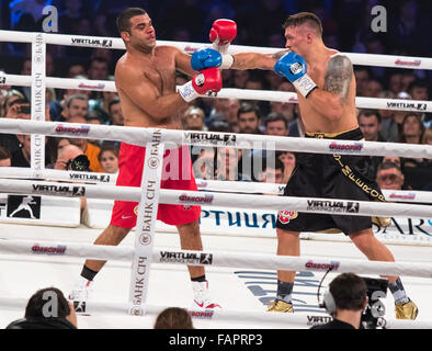 Kiev, UKRAINE - 12 décembre 2015 : Oleksandr Usyk de l'Ukraine (short noir) et Pedro Rodriguez de Cuba dans l'anneau au cours de combat pour le titre Intercontinental WBO Cruiserweight dans le Palais des Sports Banque D'Images