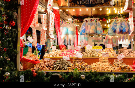 Une jeune fille de points à bonbons à un décrochage/bonbon sucré à Nottingham's Marché de Noël de la place du marché, décembre 2015. Banque D'Images