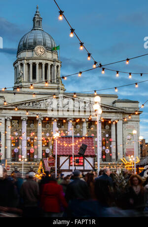 Les personnes qui désirent visiter Nottingham's Marché de Noël de la place du marché. Nottingham Council House dans l'arrière-plan. Banque D'Images