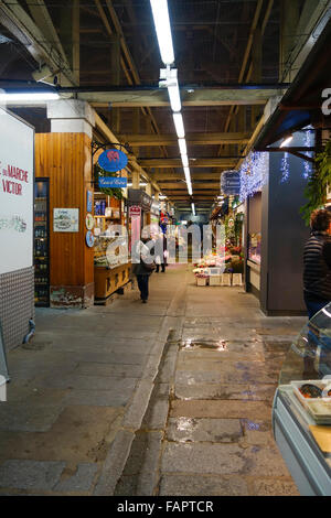 Le marché couvert Marché Jean-jacques Brochier à la place d'Aligre. Paris, France. Banque D'Images