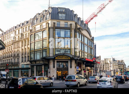 La Samaritaine, ministère de l'entrée du magasin, avec de nouveaux engins de chantier derrière. Paris, France. Banque D'Images