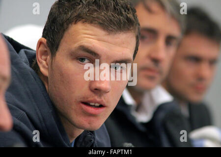 Kiev, UKRAINE - le 9 mars : Manchester City FC striker Edin Dzeko assiste à une conférence de presse avant l'UEFA Europa League match contre FC Dynamo Kiev le 9 mars, 2011 à Kiev, Ukraine Banque D'Images