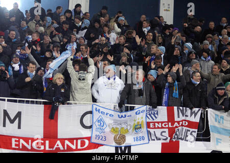 Kiev, UKRAINE - le 10 mars : Manchester City FC supporters montrent leur soutien au cours de l'UEFA Europa League match contre FC Dynamo Kyiv Banque D'Images