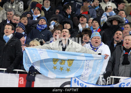 Kiev, UKRAINE - le 10 mars : Manchester City FC supporters montrent leur soutien au cours de l'UEFA Europa League match contre FC Dynamo Kyiv Banque D'Images