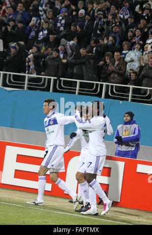 Kiev, UKRAINE - le 10 mars : Dynamo Kiev joueurs célébrer après Andriy Shevchenko (2e à partir de la R) marqué contre Manchester City duri Banque D'Images