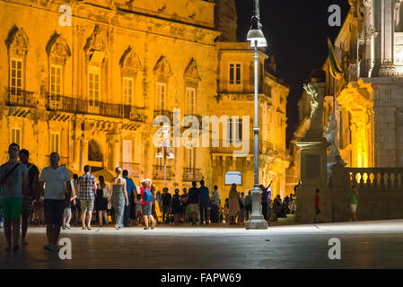 Syracuse Sicile piazza, vue nocturne des touristes dans la très proportionnée Piazza Duomo dans le centre historique d'Ortigia, Syracuse, Sicile Banque D'Images