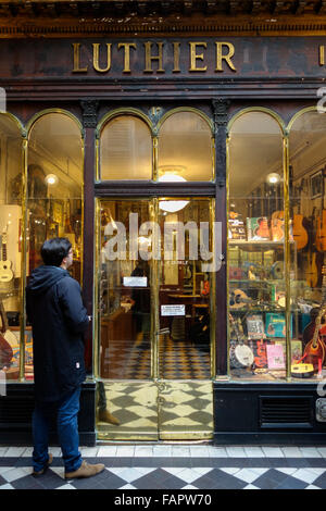 Le luthier François Charle au passage couvert Galerie Véro-Dodat près de Palais Royal, galerie, Paris, France. Banque D'Images