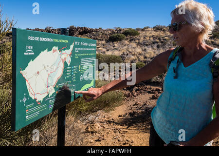 Balade à travers le paysage volcanique dans le Las Canadas del Teide parc national à Tenerife, Îles Canaries, Espagne. Banque D'Images