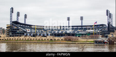 Stade des Pirates de Pittsburgh, de l'autre côté de la rivière en hiver Banque D'Images