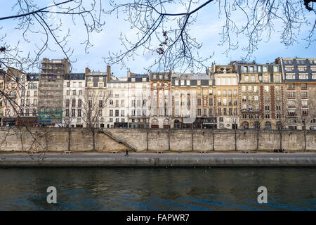 Seine avec rangée de maisons parisiennes, les bâtiments, et le quai, l'ile de la Cité, Paris, France. Banque D'Images