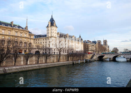 Seine avec prefecture de bâtiment de la police et de Notre Dame, derrière Notre-Dame, Ile de la Cité, Paris, France. Banque D'Images