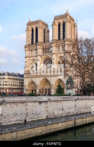 La Cathédrale Notre-Dame dans le quatrième arrondissement de Paris, l'Ile de la Cité, Paris. La France. Banque D'Images