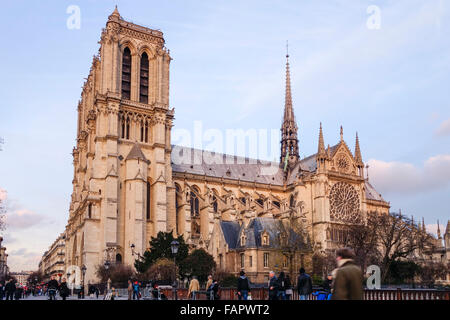 La Cathédrale Notre-Dame dans le quatrième arrondissement de Paris, l'Ile de la Cité, Paris. La France. Banque D'Images