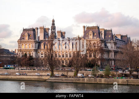 Hôtel de Ville, à partir de l'ile de la cité, au coucher du soleil à Paris, France. Banque D'Images