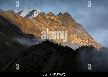 Gangaurna dans la montagne tôt le matin Banque D'Images