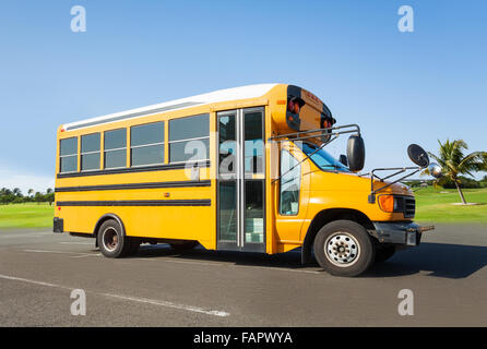 School bus debout sur le parking gratuit Banque D'Images
