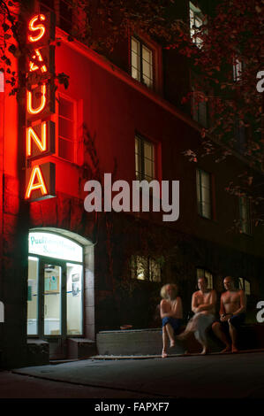 Pour LE SIGNE LUMINEUX KOTIHARJU SAUNA LA NUIT HELSINKI FINLANDE EUROPE. Une enseigne lumineuse pour un sauna public de Sörnäinen, Helsinki, Finlande. Banque D'Images