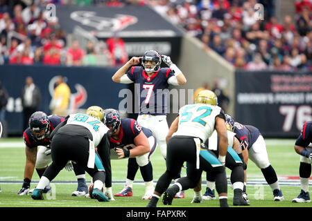 Houston, TX, USA. 06Th Jan, 2016. Le quart-arrière des Houston Texans Brian Hoyer (7) signaux joue sur la ligne de mêlée au cours de la saison régulière de la NFL entre le jeu et le Houston Texans Jacksonville Jaguars de NRG Stadium à Houston, TX. Image Crédit : Erik Williams/Cal Sport Media/Alamy Live News Banque D'Images