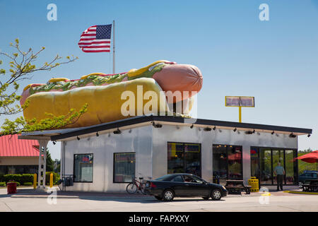 Hot-dog géant, au-dessus du bâtiment dans la région de Mackinaw City, Michigan Banque D'Images