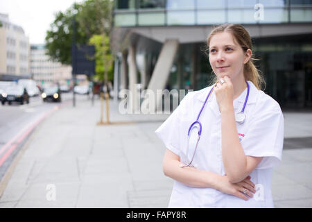 Jeune médecin à la réflexion Banque D'Images