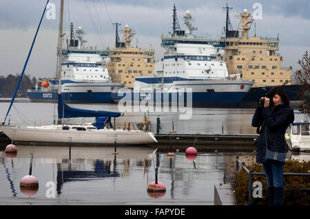 La flotte de brise-glace de bateaux à quai dans le port d'Helsinki, Helsinki, Finlande. Les brise-glaces finlandais accosté à l'Katajanokka Banque D'Images