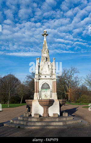 Prêt Argent Fontaine d'eau potable sur une large marche de Regent's Park, London, UK Banque D'Images