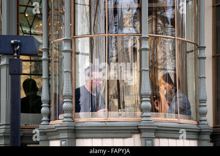 À l'intérieur restaurant Havis Amanda, Helsinki, Finlande. Un couple de manger au restaurant Havis Amanda, l'un des plus prestigieux de Helsinki. L'Havis Amanda est considéré comme le plus ancien et l'un des plus prestigieux restaurants de fruits de mer à Helsinki. Il est à côté du port et de la place du marché dans le centre-ville historique. Havis Amanda a attiré des fans de fruits de mer depuis 1973 et depuis, la réputation de l'un des meilleurs endroits spécialisés dans ce domaine. Banque D'Images