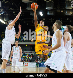 Londres, Royaume-Uni. 3e janvier 2016. Les Lions de Londres' Andre Lockhart (6) saute à la panier pendant la London Lions contre Plymouth Raiders jeu BBL à l'Arène de cuivre dans le parc olympique. Les Lions 86-84 London win Crédit : Imageplotter/Alamy Live News Banque D'Images