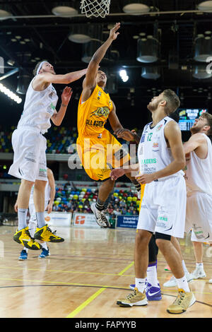 Londres, Royaume-Uni. 3e janvier 2016. Les Lions de Londres' Andre Lockhart (6) saute à la corbeille avec les joueurs de Plymouth Adrien Sturt (20) et Dante Williams (12), à la défense, au cours de la London Lions contre Plymouth Raiders jeu BBL à l'Arène de cuivre dans le parc olympique. Les Lions 86-84 London win Crédit : Imageplotter/Alamy Live News Banque D'Images