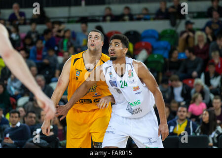 Londres, Royaume-Uni. 3e janvier 2016. Les Lions de Londres' Jamal Williams (14) et Plymouth Raiders' Corey Dixon (24) au cours de la London Lions contre Plymouth Raiders jeu BBL à l'Arène de cuivre dans le parc olympique. Les Lions 86-84 London win Crédit : Imageplotter/Alamy Live News Banque D'Images