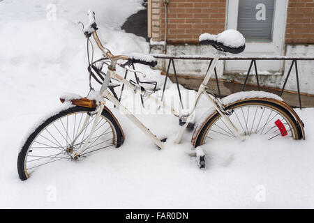 Bike couverte de neige fraîche à Montréal pendant une tempête de neige en 2016 Banque D'Images