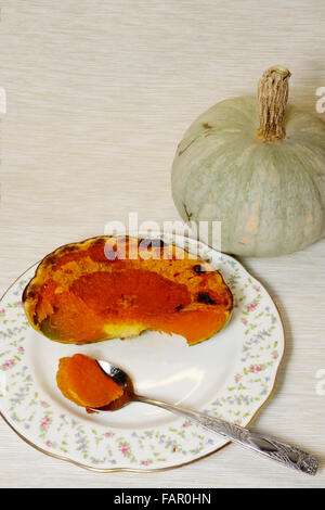 Sweet 'Kroshka' une courge d'hiver et une tranche cuit servi sur une soucoupe blanche Banque D'Images
