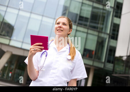 Jeune médecin titulaire d'un notpad smiling Banque D'Images