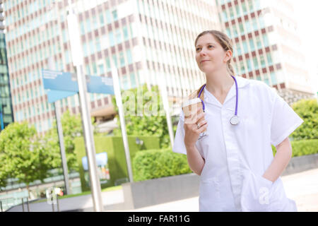 Jeune médecin ayant un café avant de travailler Banque D'Images