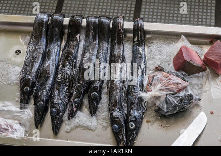 Madère - capitale Funchal. Espada (Local) Fourreau en vente du poisson sur le marché. Banque D'Images