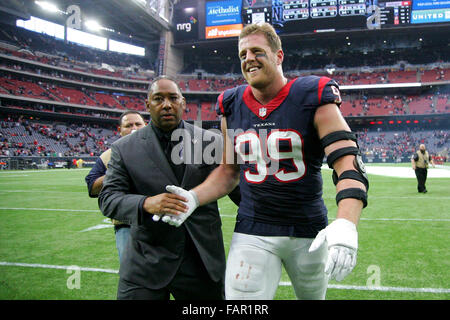 Houston, TX, USA. 06Th Jan, 2016. La défensive des Houston Texans fin J.J. Watt (99) célèbre avec un officiel d'équipe qu'il quitte le terrain après Houston 30-6 gagner les Jacksonville Jaguars de NRG Stadium à Houston, TX. La victoire de Houston a décroché le titre de la division sud de l'AFC. Image Crédit : Erik Williams/Cal Sport Media/Alamy Live News Banque D'Images