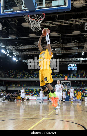 Londres, Royaume-Uni. 3 janvier, 2015. Défaite des Lions Londres Plymouth Raiders 86-84 à la boîte de cuivre arena, Queen Elizabeth Olympic Park. Les Lions de Londres n° 11 Nick Lewis dunks la balle. Copyright Carol Moir/Alamy live news. Banque D'Images