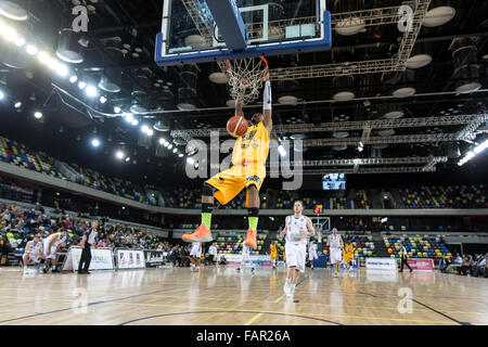 Londres, Royaume-Uni. 3 janvier, 2015. Défaite des Lions Londres Plymouth Raiders 86-84 à la boîte de cuivre arena, Queen Elizabeth Olympic Park. Les Lions de Londres n° 11 Nick Lewis dunks la balle. Copyright Carol Moir/Alamy live news. Banque D'Images