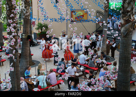 Madère - capitale Funchal. Casa des Espetadas, danse folklorique et de la musique plein air. Banque D'Images