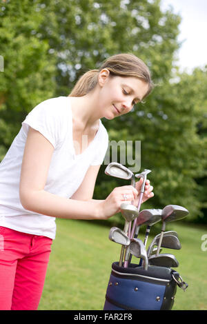 Young woman playing golf Banque D'Images