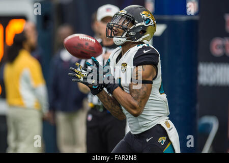 Houston, Texas, USA. 3 janvier, 2016. Jacksonville Jaguars Nick évoluait Marshall (41) reçoit un coup au 4e trimestre d'un match de la NFL entre les Houston Texans et les Jacksonville Jaguars à NRG Stadium à Houston, TX le 3 janvier 2016. Credit : Trask Smith/ZUMA/Alamy Fil Live News Banque D'Images