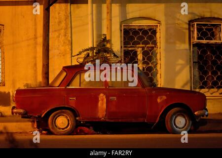 BAKU, Azerbaïdjan - 11 novembre 2013 une voiture Jigouli de nuit sous l'éclairage de rue, avec roues Mercedes, à Baku, Azerbaïdjan Banque D'Images